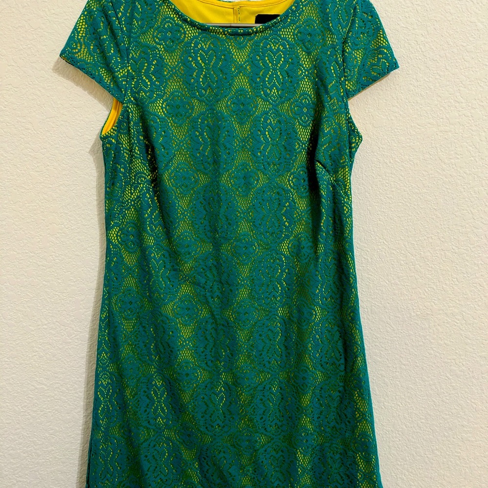 Pretty dress, lovely contrast of yellow and green.